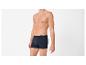 Man in donkerblauwe boxershort