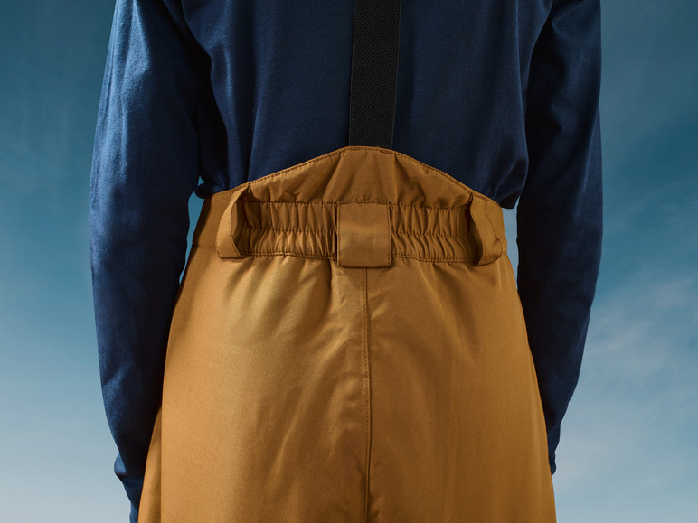 Een close-up van de achterkant van een bruine broek met bretels.