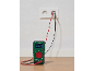 Multimeter meet spanning in een stopcontact, toont 232,0 V.