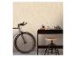 Fiets en bureau met kruk tegen een gestructureerde muur.