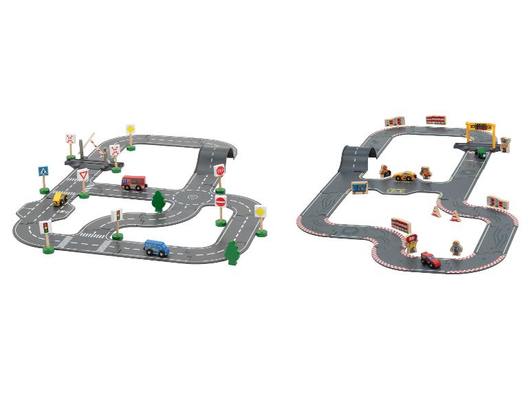 Twee houten speelbaansets met auto's en verkeersborden.