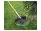 Elektrische grastrimmer die gras rond een struik maait.