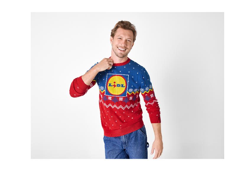 Man in blauw-rode Lidl kersttrui en jeans.