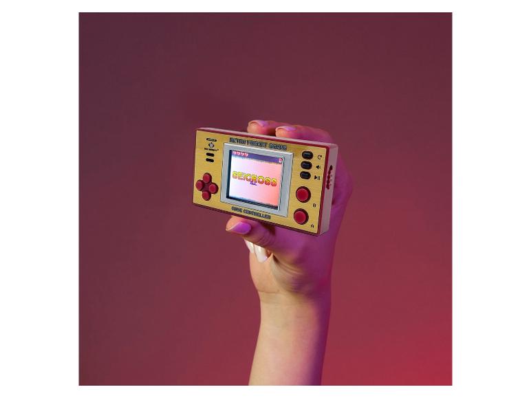 Een hand die een retro gameconsole van Mad Monkey vasthoudt met het spel Seicross.
