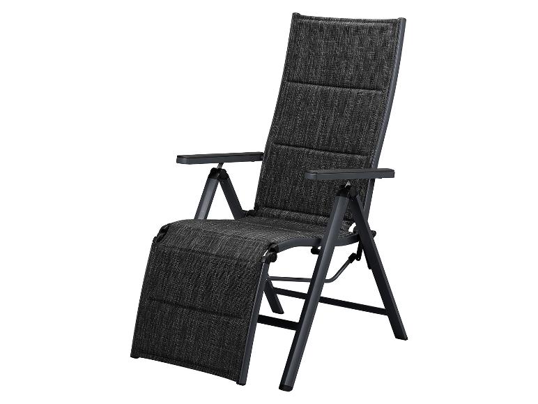 Zwarte, opvouwbare tuinstoel met verstelbare rugleuning en voetensteun.