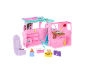 Roze speelgoedcamper met accessoires en een klein hondenfiguurtje.