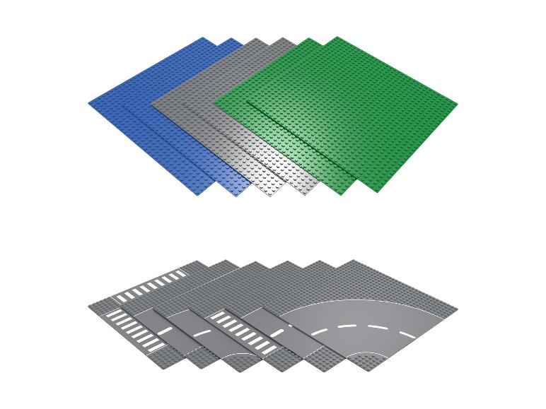 Gekleurde Lego-grondplaten en grijze wegplaten met markeringen.