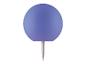 Blauwe golfbal met een tee