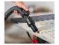 PARKSIDE PERFORMANCE® werkplaatsstofzuiger PPWD 30 B2 zuigt zaagsel van een tafel.