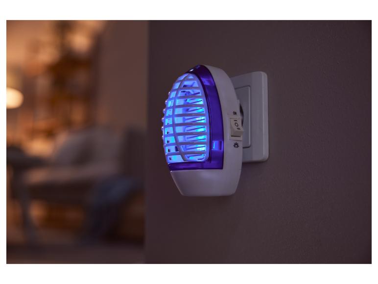 Insectenverdelger met blauw licht, aangesloten op een stopcontact.