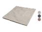 Beige deken met bladprint en drie kleurstalen.
