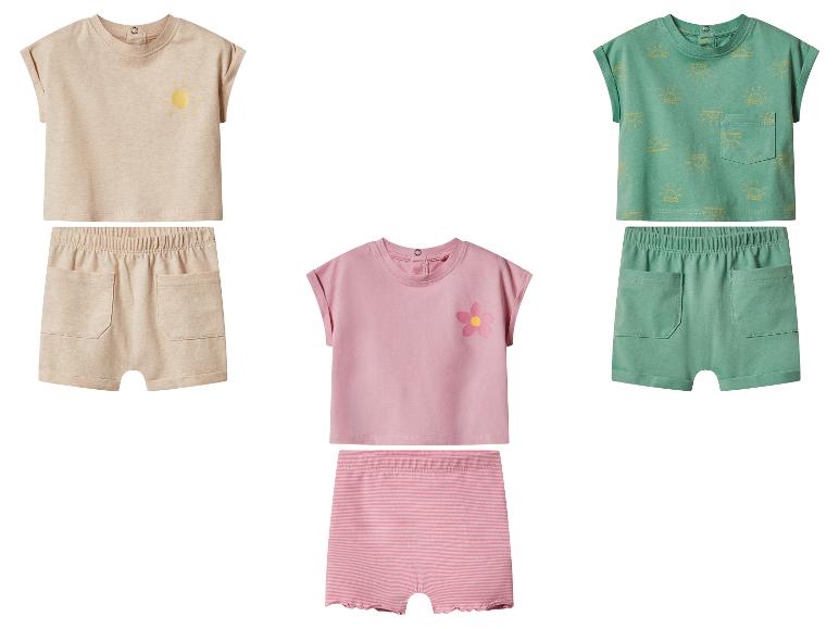 Drie kinderkledingsets: beige met zon, roze met bloem en groen met zonnen.