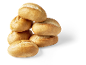 Een stapel verse, goudbruine broodjes tegen een zwarte achtergrond.
