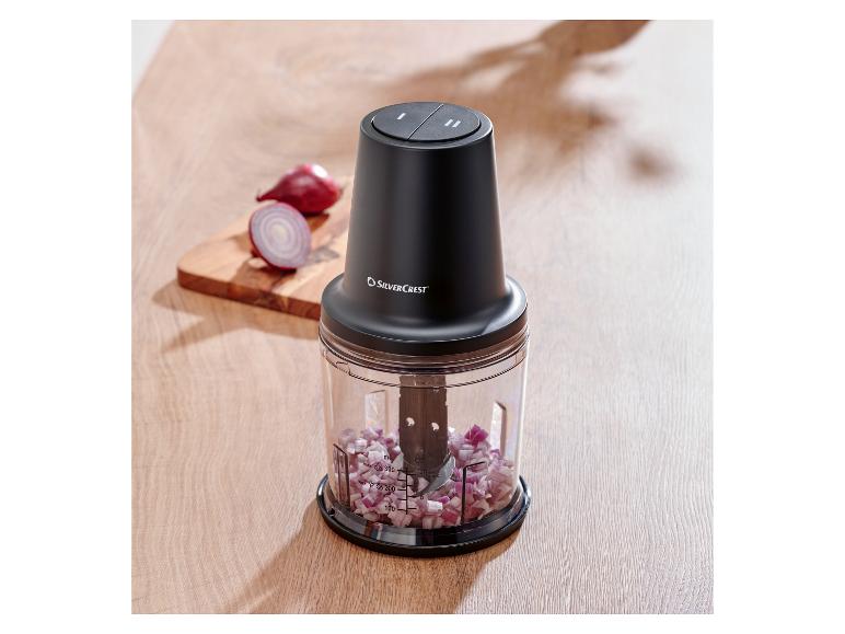 SilverCrest hakmolen met gehakte rode ui op een houten plank.