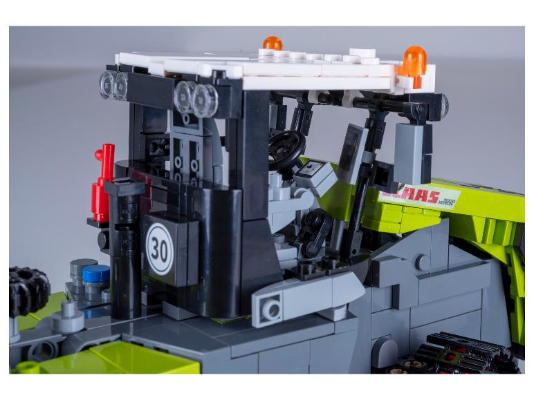 Close-up van het LEGO Claas Xerion 5000 model, met details van de cabine en het chassis.