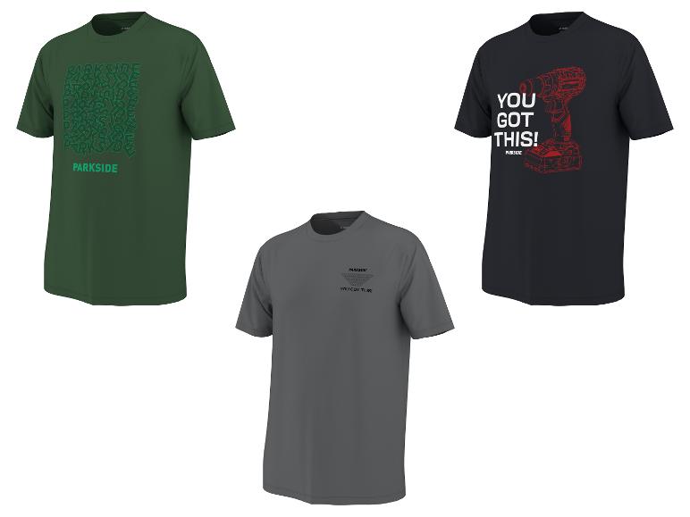 Drie heren T-shirts: een groene met herhalend logo, een grijze met klein logo en tekst, en een zwarte met boormachineafbeelding en tekst.