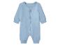 Lichtblauwe baby romper met lange mouwen en knoopsluiting aan de voorkant.