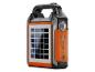Draagbare oranje en zwarte campinglamp met zonnepaneel, USB-poorten en bedieningselementen.