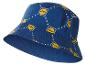 Blauwe bucket hat met een patroon van gele en rode logo's in witte vierkanten.