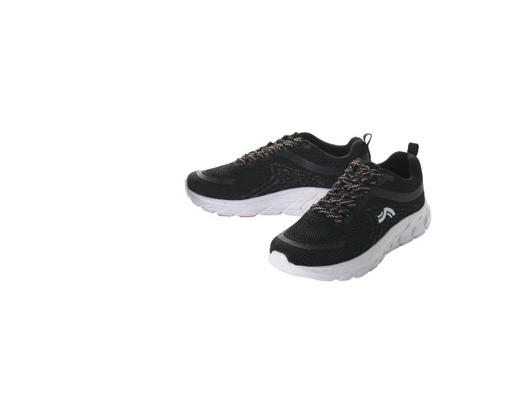 Paar zwarte en roze sportschoenen met witte zolen