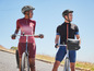 Twee fietsers in fietskleding met een Crivit fietstas.