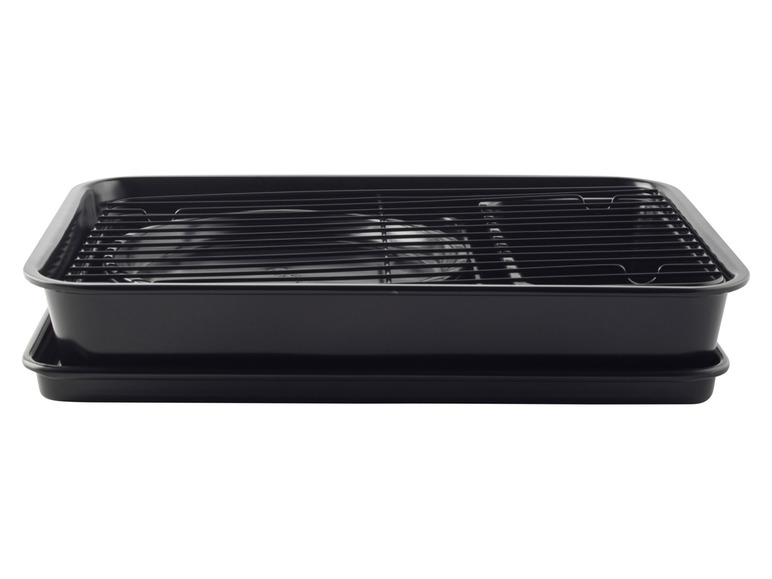 Een zwarte bakplaat met een rooster voor het bakken in de oven.