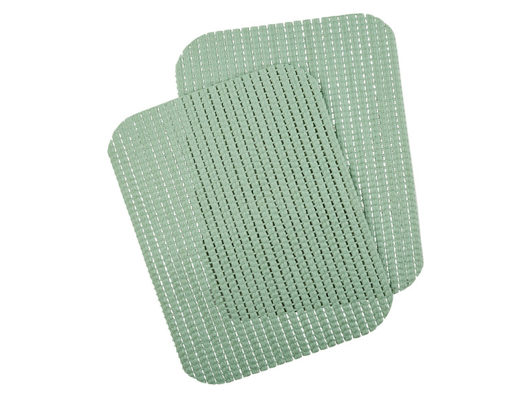 Twee groene placemats met een geweven patroon.