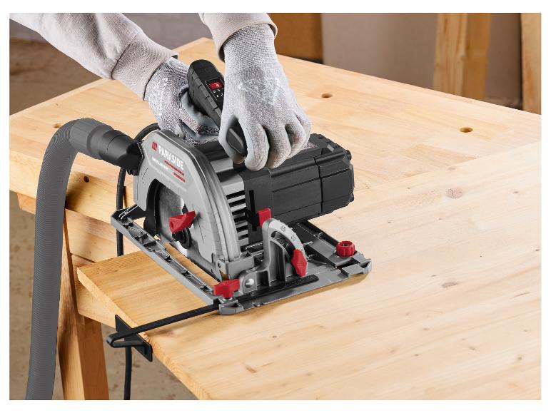 Parkside Performance cirkelzaag op een houten werkbank, gebruikt door gehandschoende handen.