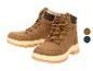 Paar bruine winterlaarzen met bont en veters, met een beige zool.