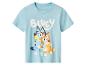 Lichtblauw kinder-T-shirt met 'BLUEY'-tekst en de personages Bluey en Bingo die knuffelen.