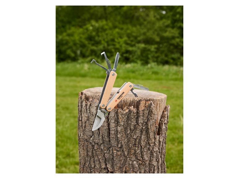 Multitool met houten handvat en diverse gereedschappen op een boomstronk.