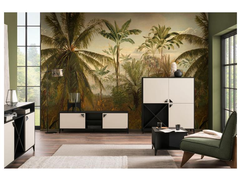 Woonkamer met junglebehang, zwart-witte kasten en groene fauteuil.
