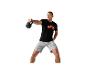 Man die oefeningen doet met een kettlebell, t-shirt en short aan.