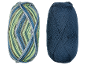 Twee bollen garen, één veelkleurig in blauw, groen en grijs, en één effen donkerblauw.