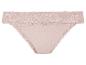 Een roze onderbroek met kant.