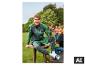 Man in trainingspak en groene PARKSIDE-badslippers op een picknick. [AI-gegenereerde afbeelding]