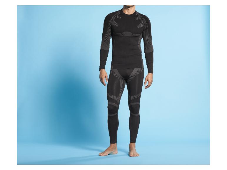 Een man draagt zwarte thermo-ondergoed
