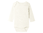Een beige baby romper met lange mouwen.