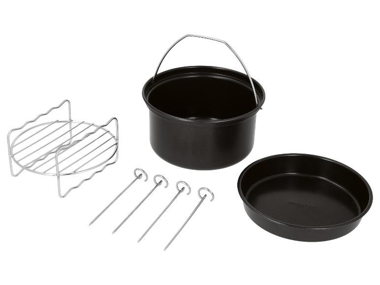 Accessoireset voor airfryer met ronde bakvorm, pan met handvat, rooster en spiezen.