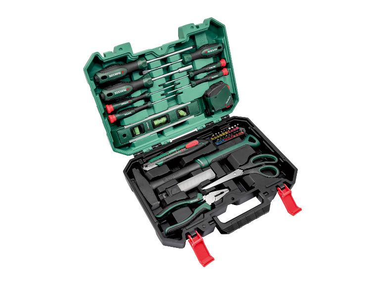 Open gereedschapskist met schroevendraaiers, waterpas, meetlint, stanleymes, hamer, schaar en tang.
