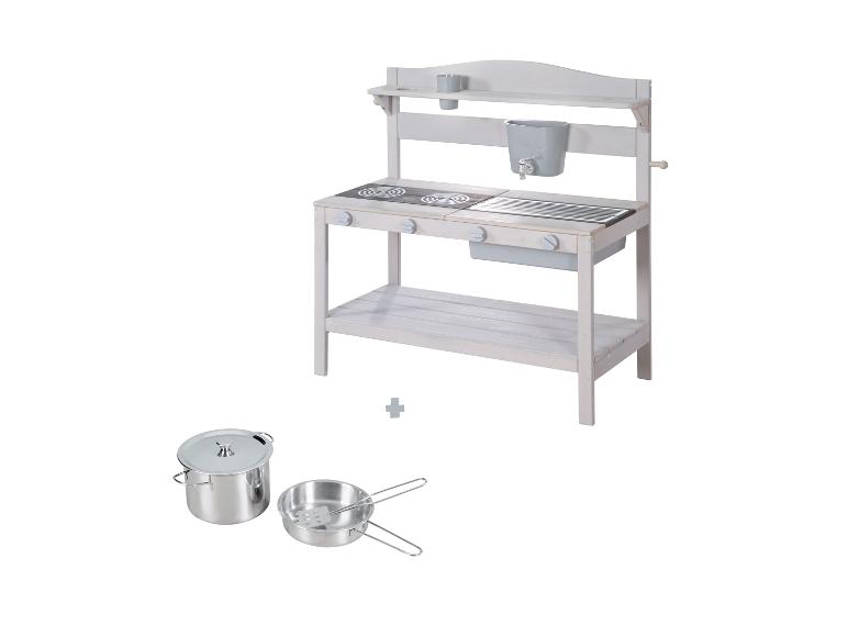 Houten speelkeuken voor kinderen met kookplaat, gootsteen en metalen kookaccessoires.