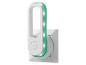 Witte LED-nachtlamp met groene verlichting, aangesloten op een stopcontact.
