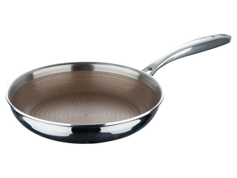 Zilveren koekenpan met een getextureerde, antiaanbaklaag aan de binnenkant op een witte achtergrond.