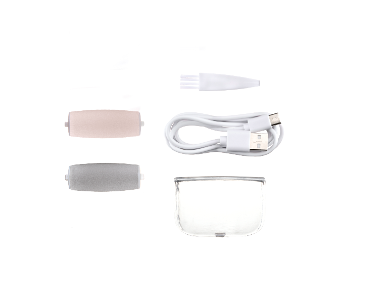 Onderdelen van een voetvijl, inclusief oplaadkabel en borstel.