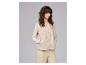 Vrouw in beige fleecevest, shirt met lange mouwen en beige broek.