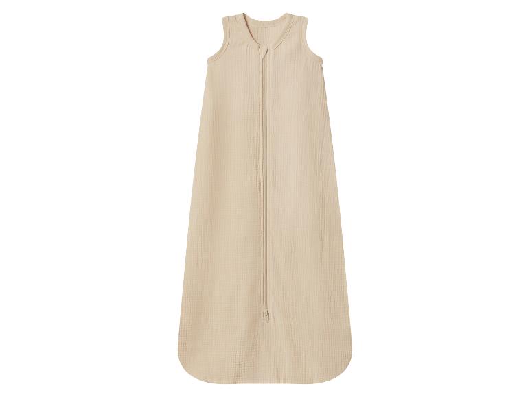 Beige babyslaapzak met ritssluiting aan de voorkant.