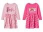 Twee roze meisjesjurken met lange mouwen, één met Barbie-opdruk en één met Paw Patrol-thema.
