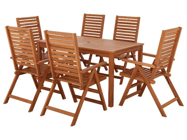 Houten tafel en zes opvouwbare stoelen voor buiten.