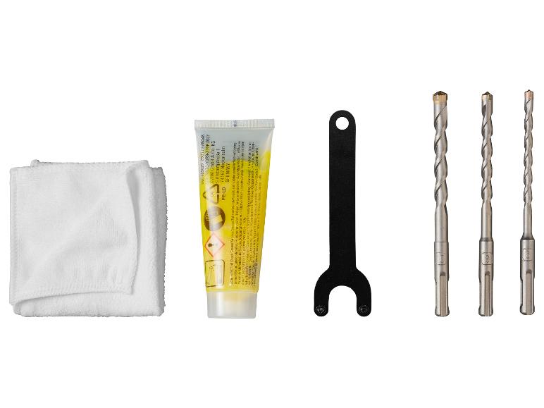 Een set elektrisch gereedschap accessoires, inclusief een doek, een tube vet, een sleutel en drie boren.