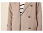 Beige jas met een zwart-wit gestreept T-shirt